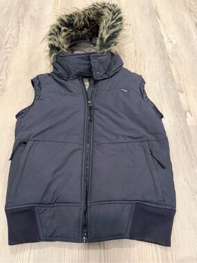 BENCH. Navy Puffer Vest, faux fur detachable hood. Zip pockets. Size Small GUC